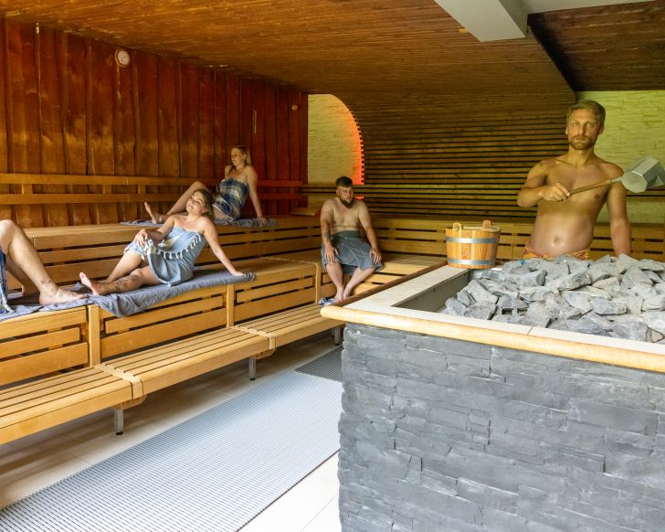 Eine Gruppe Menschen sitzt in der Sauna des Stadtbads Okeraue. 