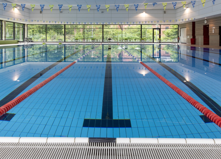 Ein Schwimmerbecken mit abgetrennten Bahnen.