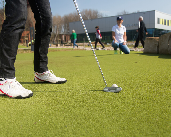 Golfspieler auf dem sonnigen Erlebnisgolfplatz des Stadtbads Okeraue.