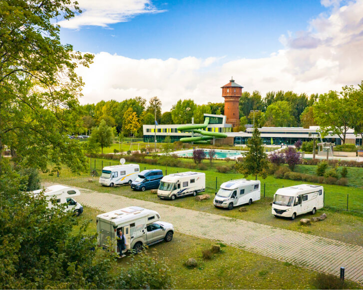 Ein Blick aus der Vogelperspektive auf den grünen Stellplatz des Stadtbads Okeraue.